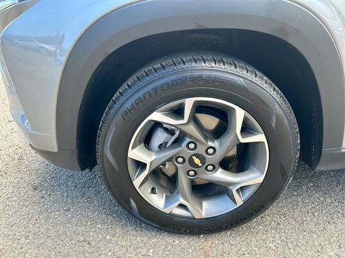 Used 2025 Chevrolet Trax LT FWD image 30