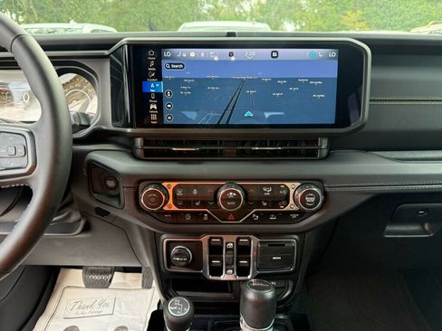 Used 2025 Jeep Gladiator Sport AWD/4WD image 6