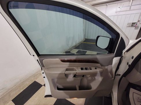 Used 2010 Nissan Armada Titanium w/ DVD Entertainment Pkg image 9