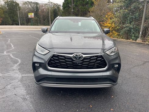 Used 2023 Toyota Highlander Platinum image 2