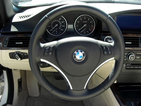 Used 2012 BMW 328i Convertible image 9