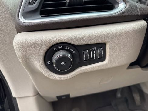 Used 2017 Chrysler Pacifica Touring-L Plus w/ Tire & Wheel Group image 21