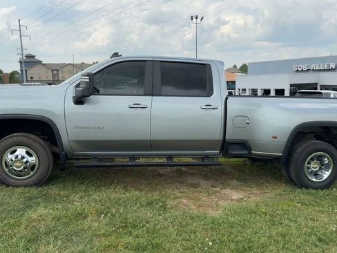 Used 2025 Chevrolet Silverado 3500 LT AWD/4WD image 3