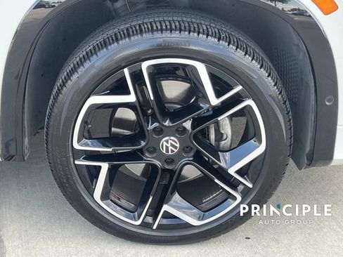 Used 2026 Volkswagen Tiguan SEL R-Line AWD/4WD image 4