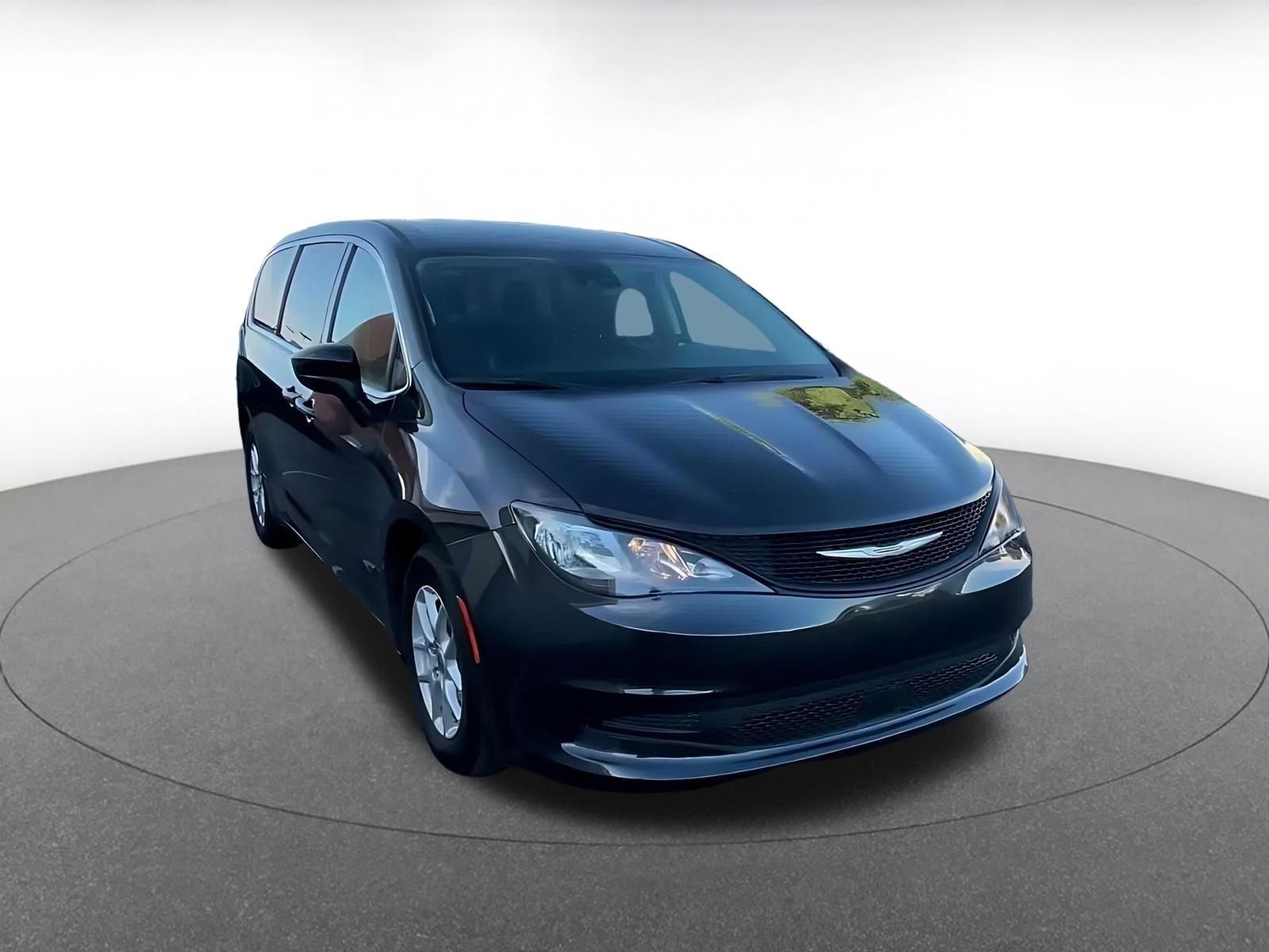 Used 2023 Chrysler Voyager LX FWD image 3