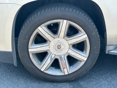 Used 2015 Cadillac Escalade Luxury AWD/4WD image 12