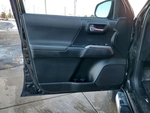 Used 2017 Toyota Tacoma TRD Sport image 10