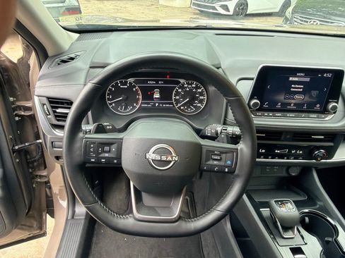 Used 2025 Nissan Rogue SV AWD/4WD image 22