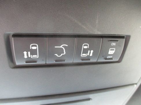 Used 2020 Dodge Grand Caravan SXT image 31