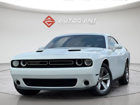 Used 2019 Dodge Challenger SXT RWD image 1
