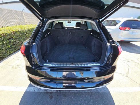 Used 2022 Audi e-tron Premium Plus w/ Premium Plus Package AWD/4WD image 11