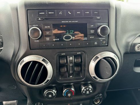 Used 2013 Jeep Wrangler Unlimited Sahara w/ Connectivity Group AWD/4WD image 30