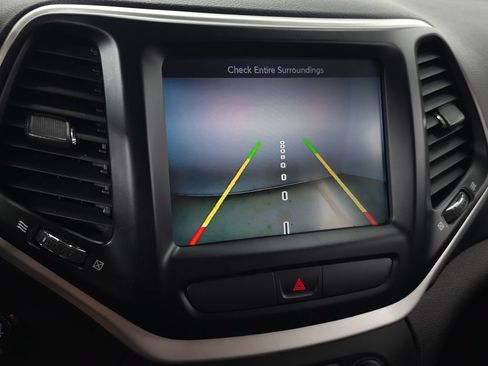 Used 2018 Jeep Cherokee Latitude Plus w/ Cold Weather Group AWD/4WD image 26
