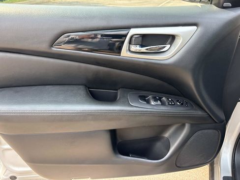 Used 2019 Nissan Pathfinder SV AWD/4WD image 12