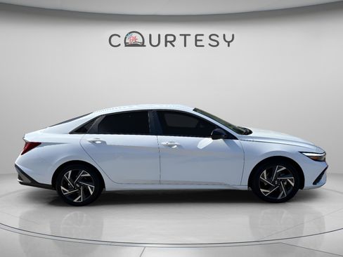 Used 2025 Hyundai Elantra SEL FWD image 8