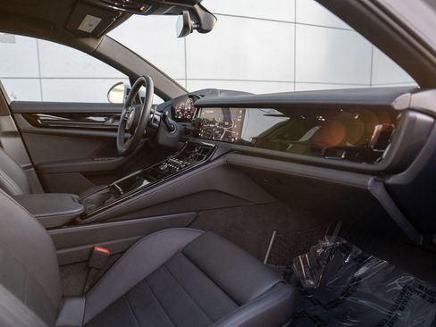 Certified 2025 Porsche Panamera 4 image 25