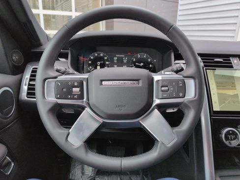 Used 2025 Land Rover Discovery S image 15