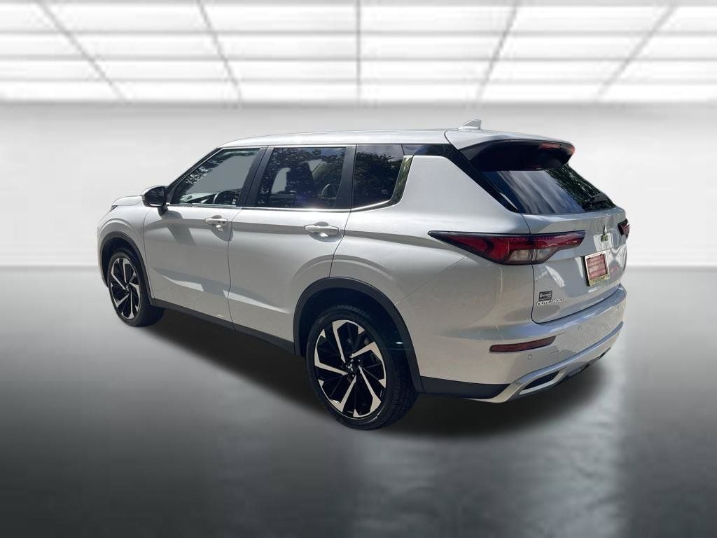 Used 2024 Mitsubishi Outlander SE FWD image 3