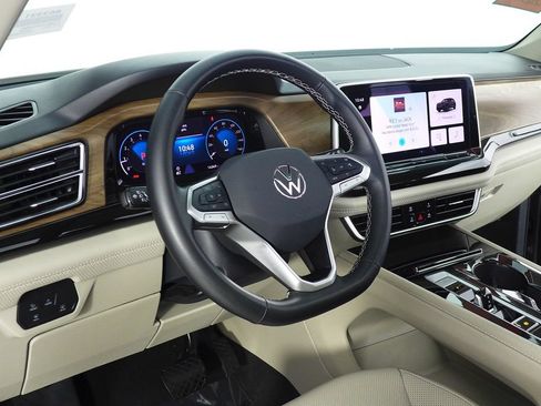 Certified 2025 Volkswagen Atlas SE w/ Panoramic Sunroof Package FWD image 32