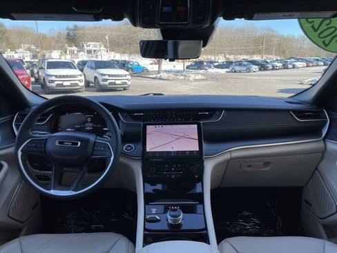 Used 2023 Jeep Grand Cherokee Limited w/ Luxury Tech Group II image 13