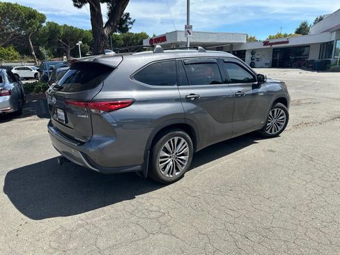 Used 2021 Toyota Highlander Platinum AWD/4WD image 3