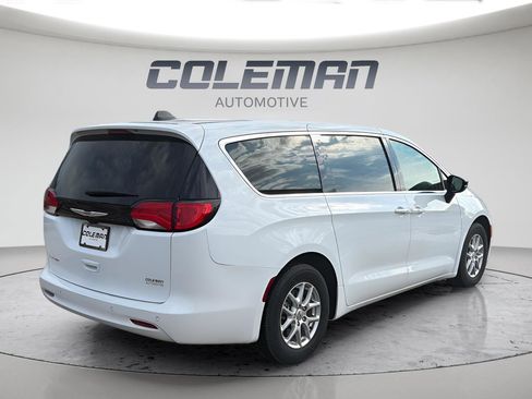 Used 2024 Chrysler Voyager LX image 5