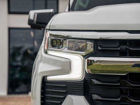 Used 2025 Chevrolet Silverado 1500 LT AWD/4WD image 9