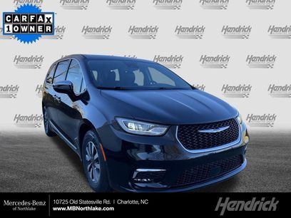 Used 2022 Chrysler Pacifica Limited w/ Uconnect Theater Family Group