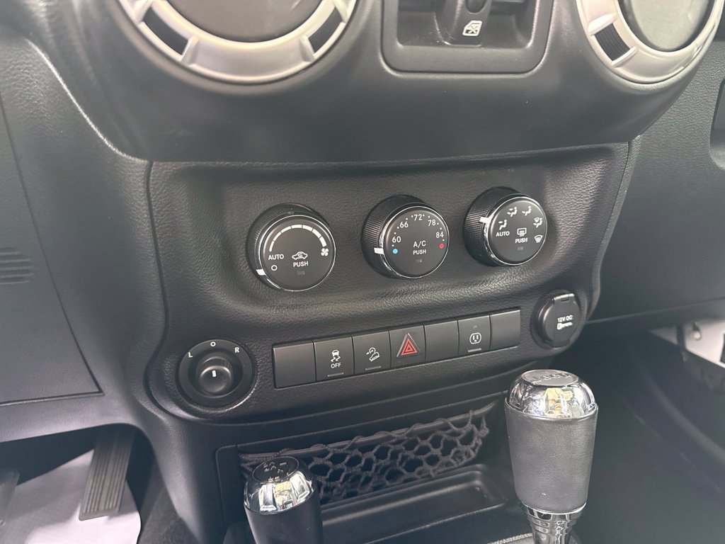 Used 2018 Jeep Wrangler Unlimited Sahara w/ Connectivity Group AWD/4WD image 38