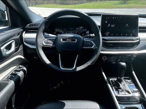 Used 2025 Jeep Compass Limited image 5
