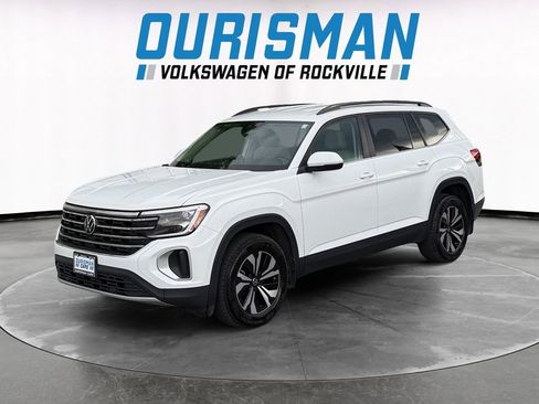 Used 2024 Volkswagen Atlas SE AWD/4WD image 2