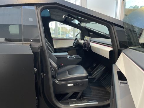 Used 2024 Tesla Cybertruck AWD Crew Cab image 38