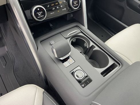 New 2025 Land Rover Discovery Dynamic SE image 22