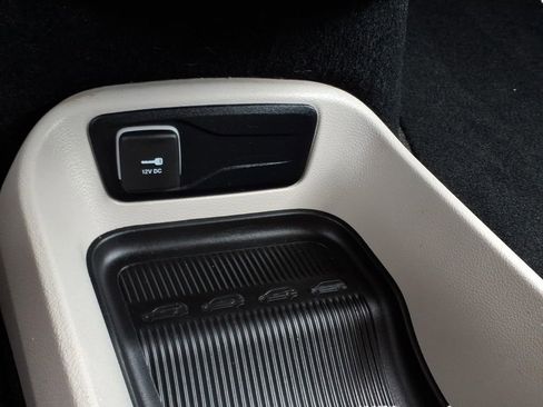 Used 2022 Chrysler Voyager LX FWD image 19