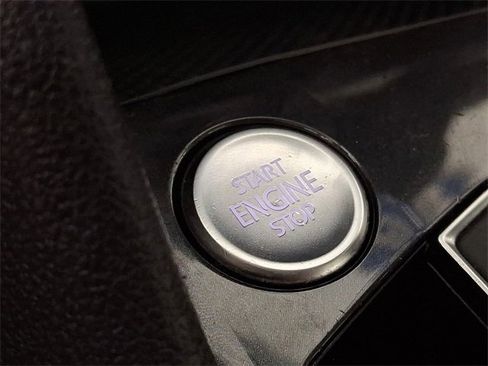 Used 2018 Volkswagen Tiguan SEL image 25