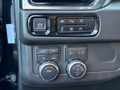 Used 2025 GMC Yukon XL Denali AWD/4WD image 9