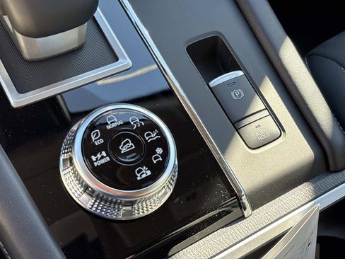 New 2025 Mitsubishi Outlander 4WD Plug-In Hybrid image 25