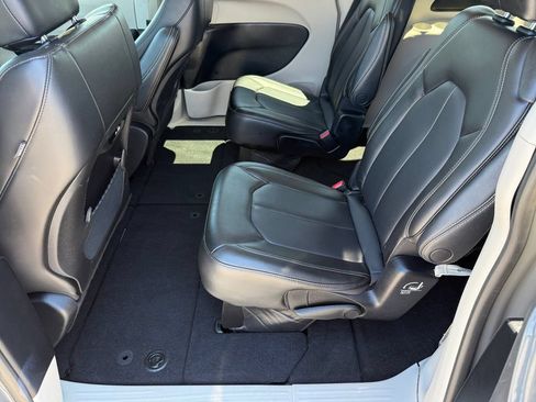 Used 2023 Chrysler Pacifica Touring-L FWD image 11