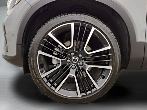 New 2025 Volvo XC40 B5 Ultra w/ Climate Package AWD/4WD image 14