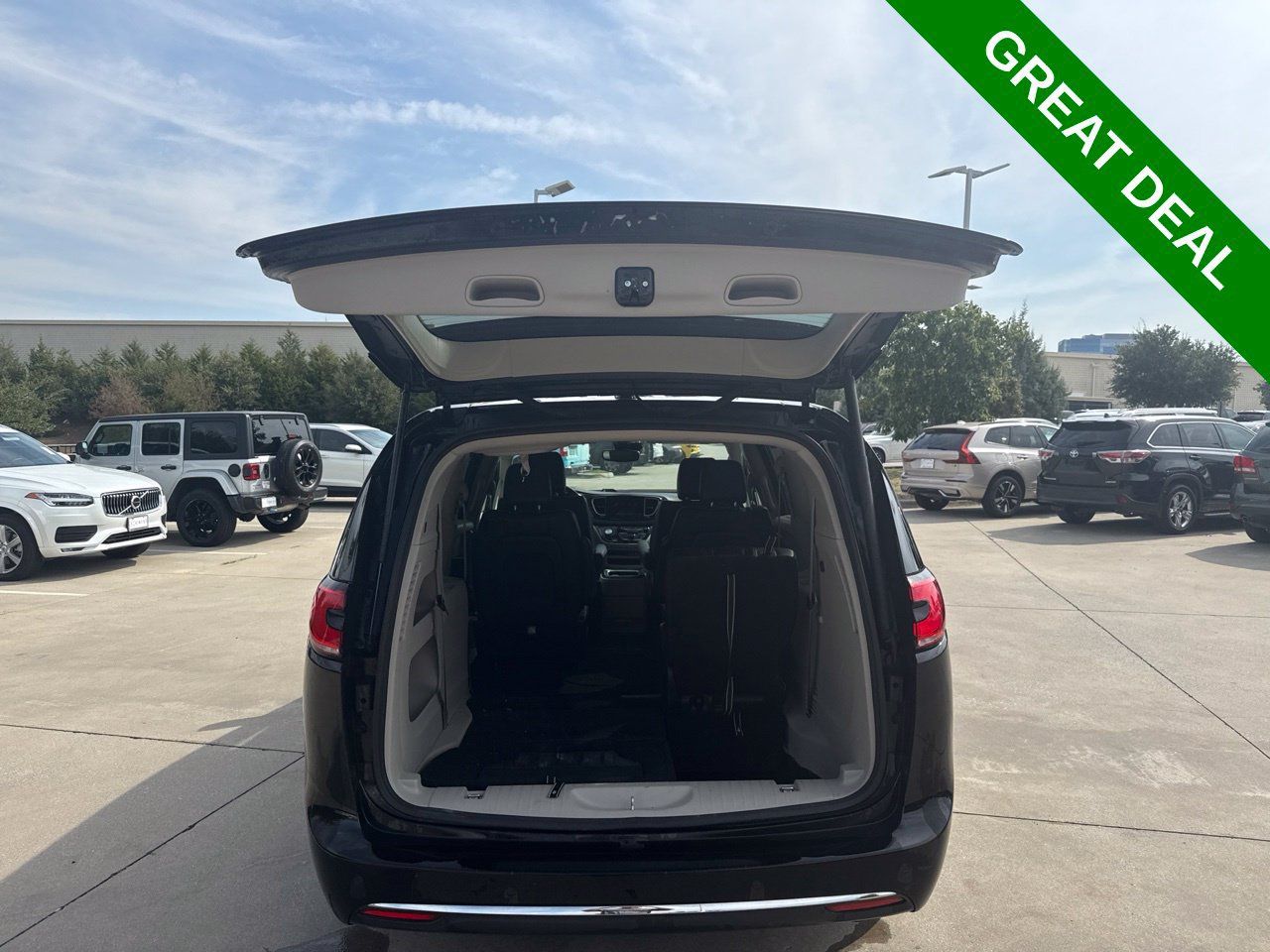 Used 2024 Chrysler Pacifica Touring-L FWD image 7