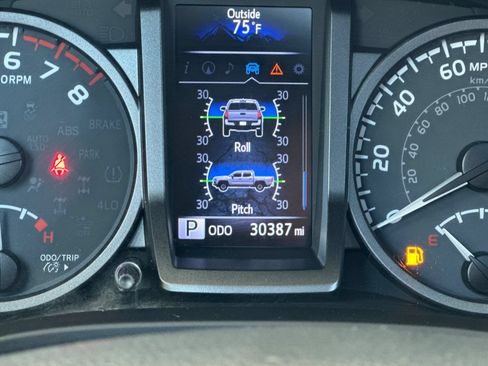 Used 2022 Toyota Tacoma TRD Off-Road w/ TRD Premium Off Road Package AWD/4WD image 27
