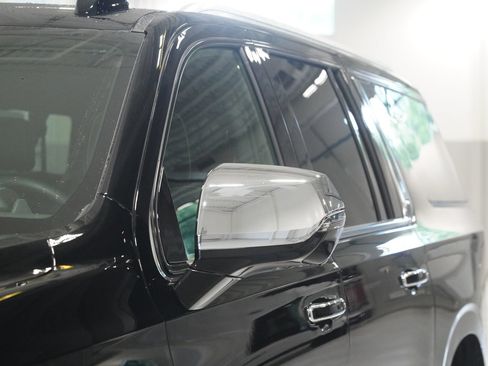 Used 2025 Chevrolet Suburban Premier AWD/4WD image 7