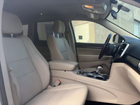 Used 2019 Jeep Grand Cherokee Laredo AWD/4WD image 30