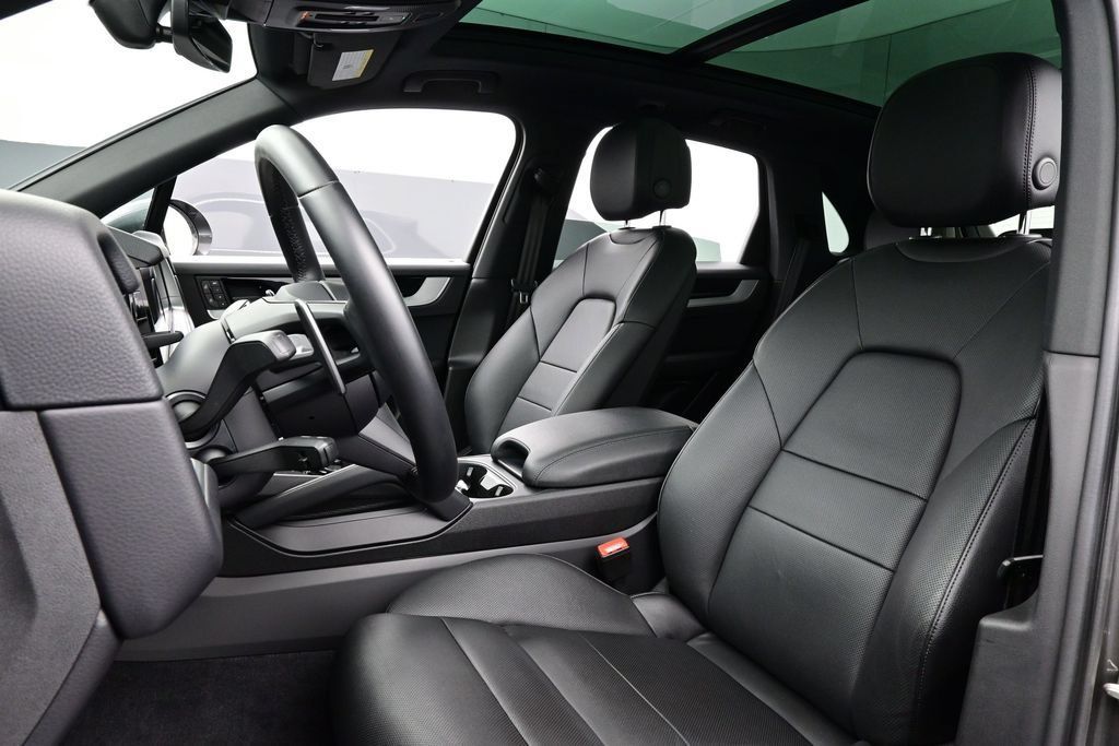 Certified 2024 Porsche Cayenne AWD/4WD image 6