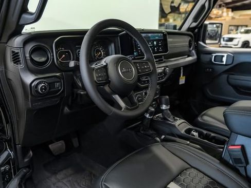 Used 2025 Jeep Gladiator Sport AWD/4WD image 13