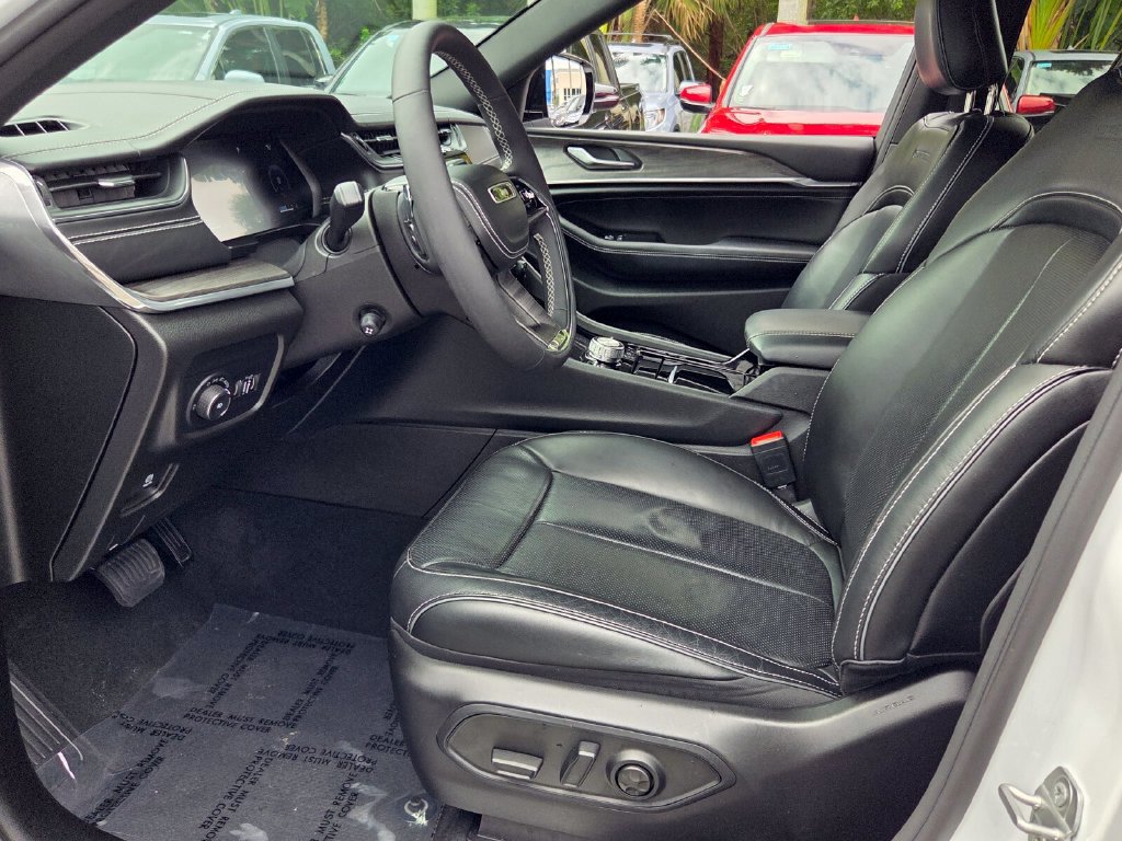 Used 2023 Jeep Grand Cherokee Overland AWD/4WD image 9