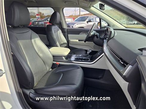 Used 2024 Kia Carnival LX image 18