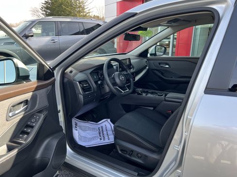 Used 2022 Nissan Rogue SV AWD/4WD image 3