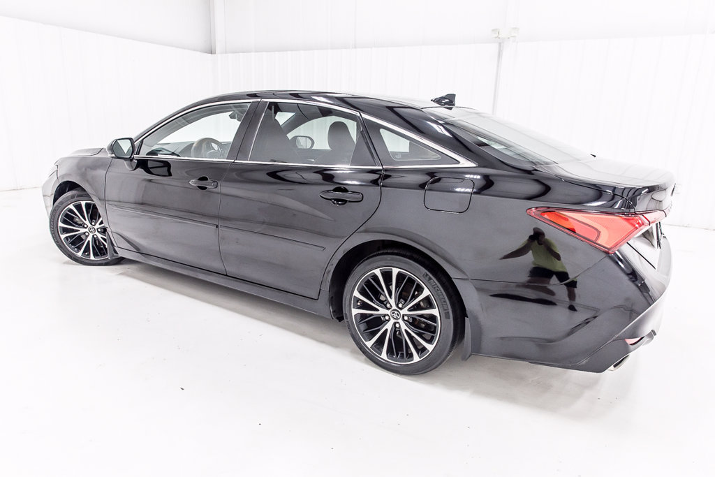 Used 2019 Toyota Avalon Limited FWD image 4