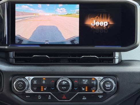 Used 2024 Jeep Gladiator Sport AWD/4WD image 12